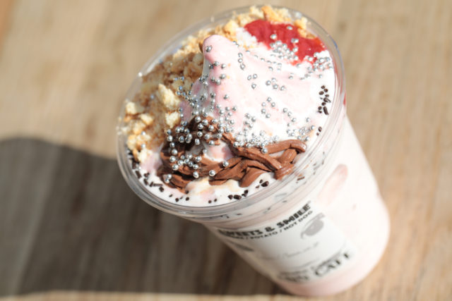 レンカフェ（LENN CAFE）ダブルチョコいちごクッキーシェイク（Double-Chocolate-Strawberry-Cookie-Shake）02