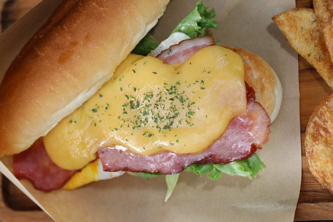 ベーコンエッグドッグサンド（Beacon Egg Dog Sandwich）レンカフェ（LENN CAFE）ベーコンエッグドッグサンド（Beacon Egg Dog Sandwich）レンカフェ（LENN CAFE）